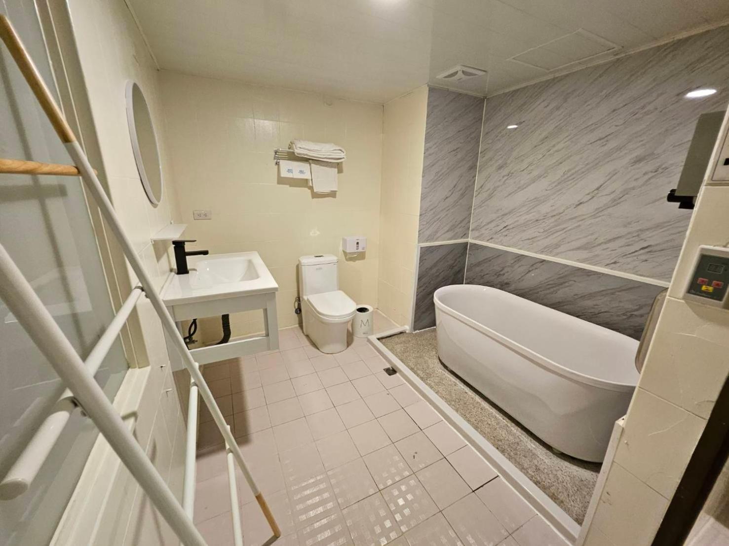 Joy Garden Hotel Каосюн Екстериор снимка