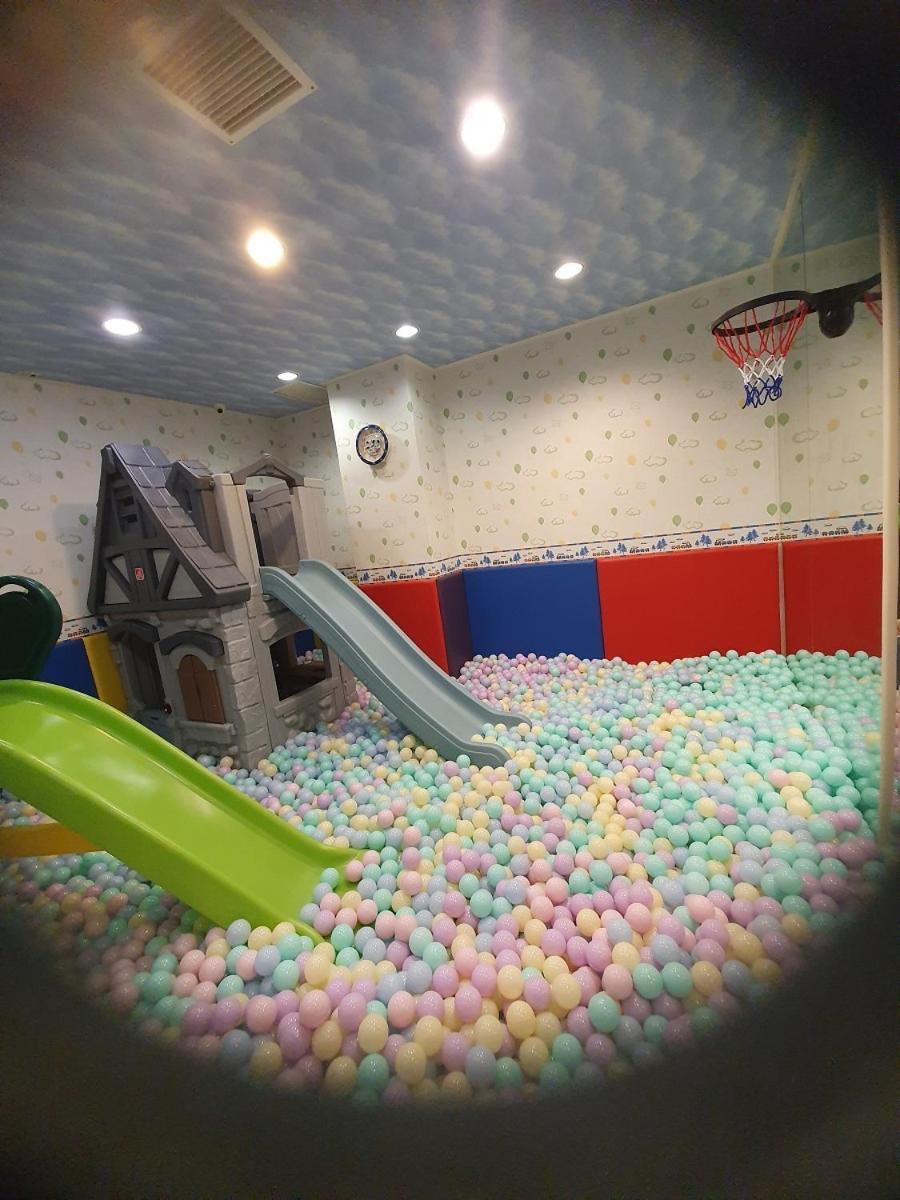 Joy Garden Hotel Каосюн Екстериор снимка